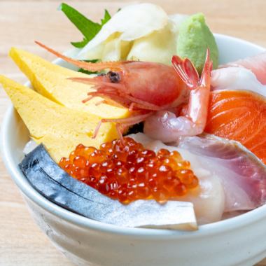 请享用盛满新鲜海鲜的日式海鲜盖饭“海神盖饭”！