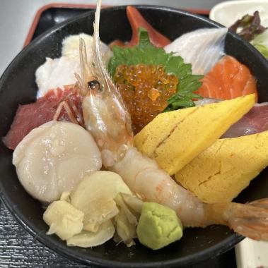 新鮮鮮魚を使用した海鮮をた~っぷりのせた和心の海鮮丼、「海鮮丼 特上」をお召し上がりください!