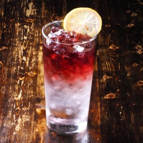 The gradation of red wine with two layers is beautiful.Fashionable cocktail "American Lemonade" popular with women