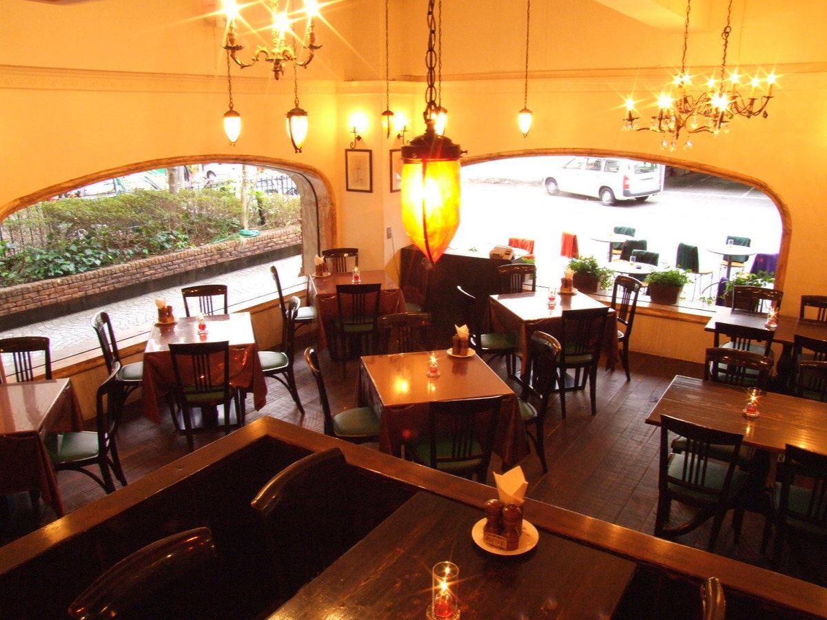 5 minutes walk from the south of the station and excellent access ♪ The elegant antique space is wonderful