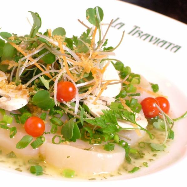Scallop carpaccio served with flavored vegetables ★ Fresh and thick scallops served with flavored vegetables are our pride and joy! Goes well with alcohol ◎