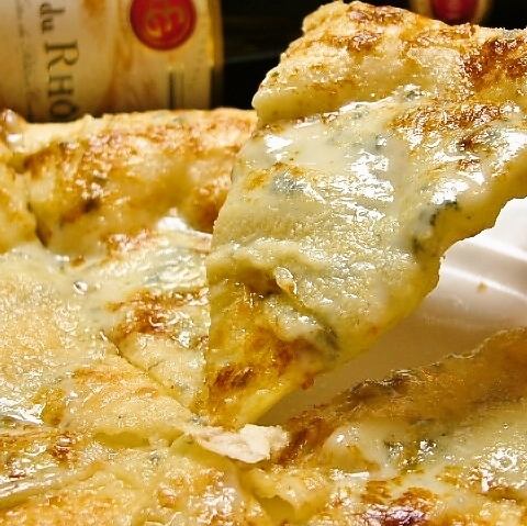 家族ディナーも友人との集まりもウェルカムです♪外はふっくら中はもちもちのピッツァ、旬の食材を使ったパスタ、香ばしいチキンのガーリックオイル焼き…ボリュームも満点！多彩な料理で、誰と来ても気取らない心地よさが“ちょうどいい”。カクテルやワインの充実っぷりもお楽しみください。