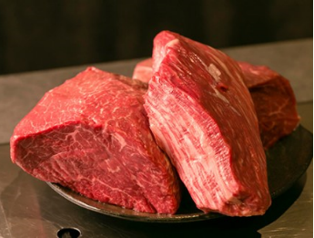 【共8道菜品】鐵板燒2道+肉類3道！量足☆漢方和牛品嚐套餐4,400日元♪