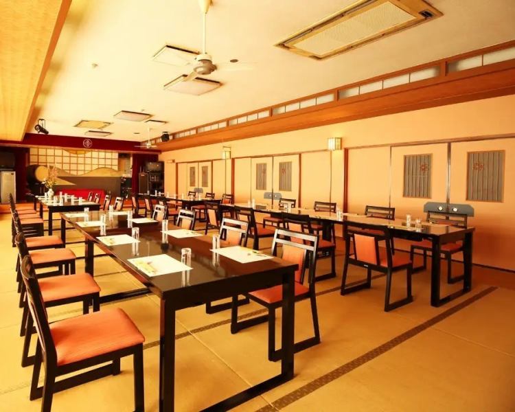 大人数でのご宴会も個室でお楽しみいただけます。マイクやカラオケの設備もございますので皆様で食事やお酒を楽しみながらワイワイとお過ごしいただけます。