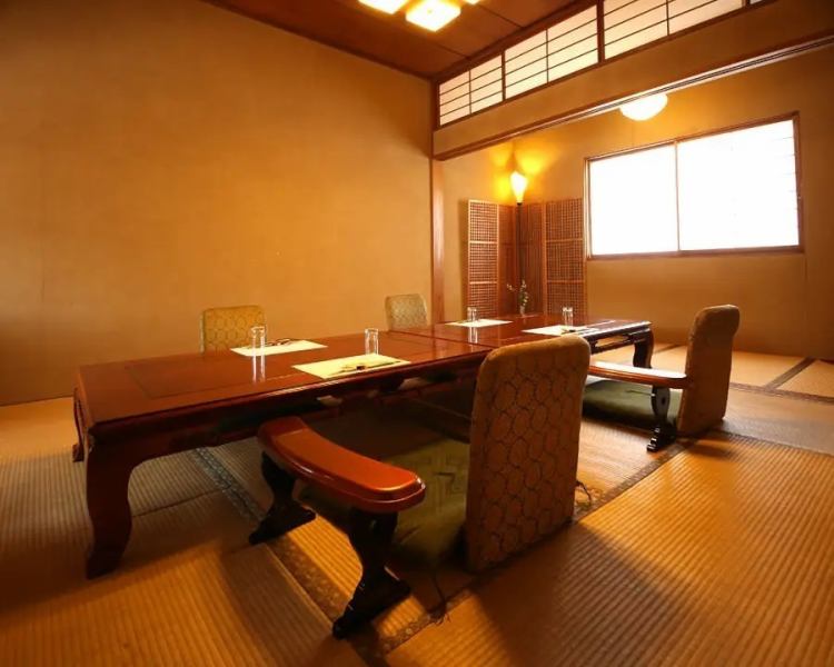 大小様々な個室をご用意しており、2名様からご利用可能な個室もございます。6畳や10畳の少人数向けのお部屋は、ご家族でのお食事などゆったりと楽しみたい時に最適です。