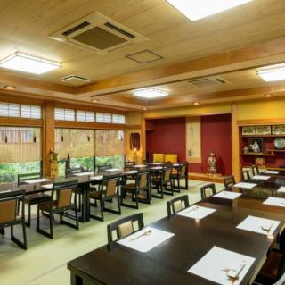 最大24名様までご利用いただける大きめの個室。接待やご親族のお集りにご利用ください。座敷・椅子席を選べます◎