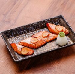 サーモンハラスのにんにく醤油漬け