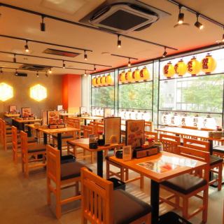 店内は広々とした空間で2名席もございます。お一人様でもゆっくりお食事やお酒を楽しんでいただけます!