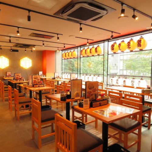 店内は広々とした空間で2名席もございます。お一人様でもゆっくりお食事やお酒を楽しんでいただけます!