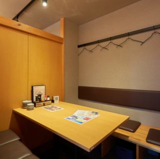 当店の広々とした店内には、快適な4名席をご用意しております。心地よい距離感での会話が楽しめるため、リラックスした雰囲気の中でお食事をお楽しみいただけます。