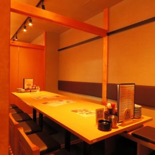 最大12名様までご利用いただけるプライベート感あふれるスペースです。周囲からの視線を気にせず、ゆったりとお楽しみいただけるため、親しい友人同士の集まりや、特別なイベントに最適です。