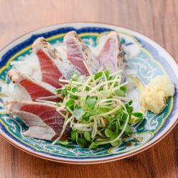 Seared bonito with plenty of condiments