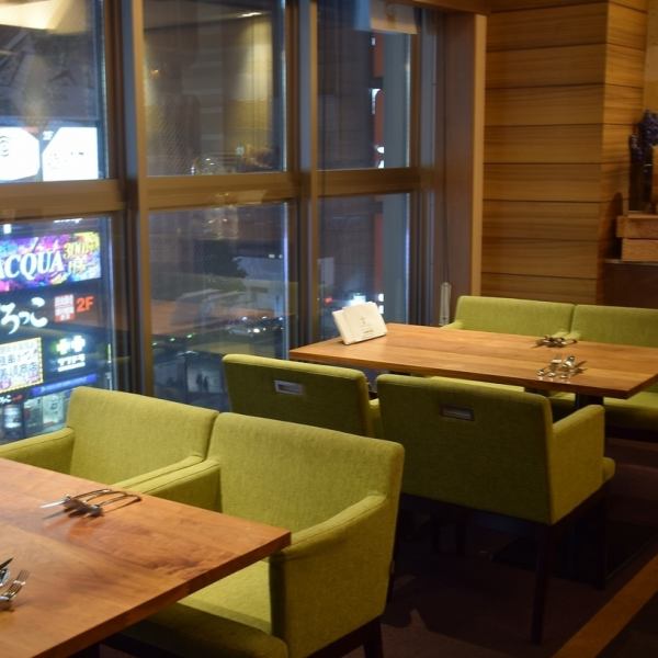 [Table] A seat with a view of Susukino.It can be used for meals with family, friends, couples, girls' night out, etc.We also accept reservations, so please contact us according to the number of people.It can be used in various situations.