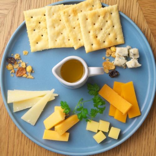 【世界のチーズ盛り合わせ】　5種盛り