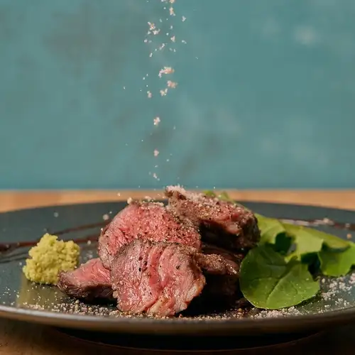 【お肉料理も豊富】黒毛和牛赤身肉ステーキ/牛タンの低温調理/スペアリブ/若鶏香草パン粉焼き　など