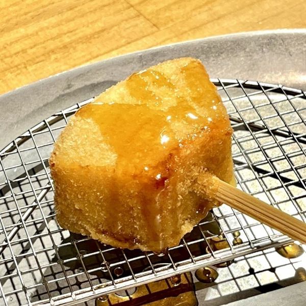 店主渾身作「バームクーヘンの串揚げ」