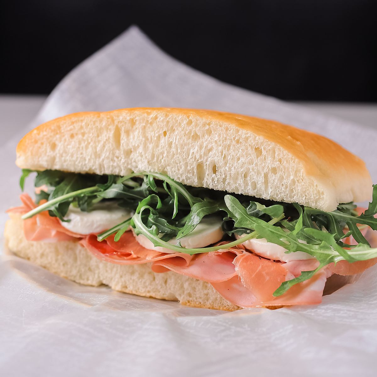 ホットサンドなどランチにピッタリな料理を提供いたします。