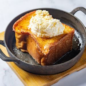 フレンチトースト ホイップバターとメープルシロップ