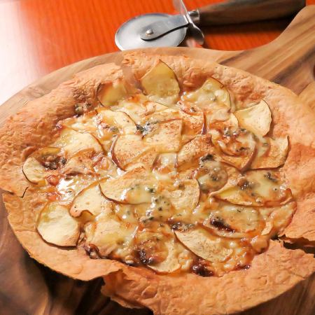 Flammkuchen with apple and blue cheese