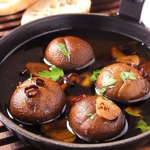 Hot mushrooms boiled in garlic oil