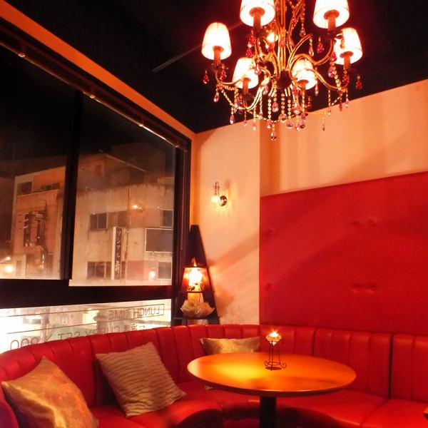 [Women's party/birthday party] A bright red sofa seat that is comfortable to sit in.It is a special seat with an excellent atmosphere with a chandelier shining right above.