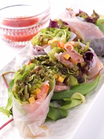 Spring rolls with shrimp and cream cheese