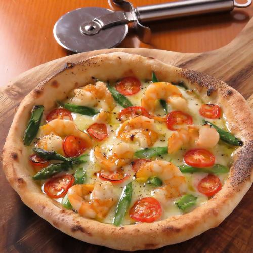 Genovese pizza with shrimp and asparagus