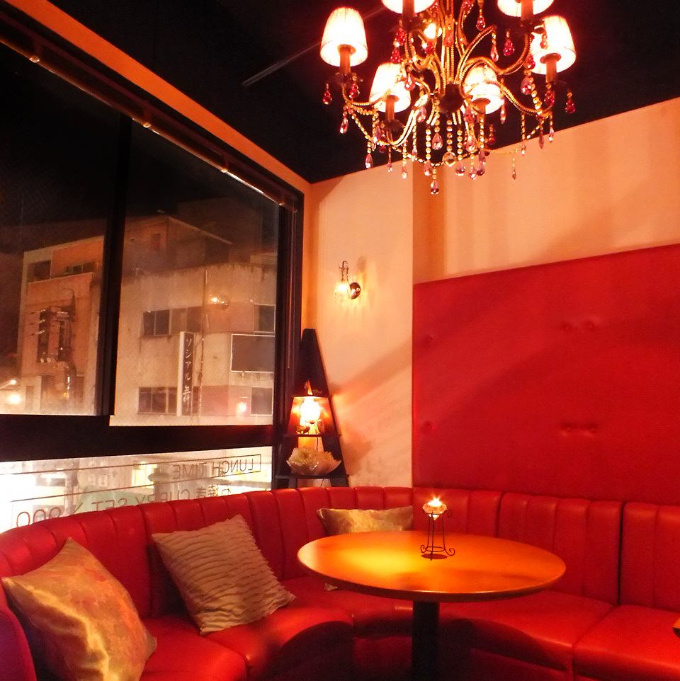 There is a chandelier right above the red leather sofa seats... Perfect for girls' night outs and joint parties♪