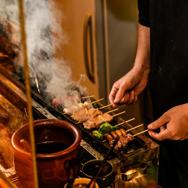 国産鶏を使用した焼鳥をその場で調理！新鮮な国産鶏を使用した当店の焼き鳥は、ジューシーで柔らかく、鶏の旨みがぎゅっと詰まった逸品です。独自の焼き加減で焼き上げた焼き鳥は絶妙な味わいで、一度食べるとやみつきになること間違いなし！
