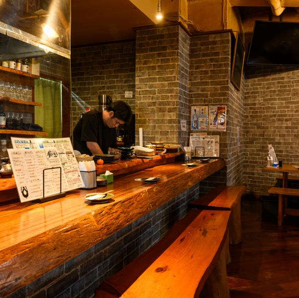 お一人様も大歓迎！ゆったりとくつろげるカウンター席で◎季節ごとに変わる旬の食材を活かしたコース料理で、美味しい料理と楽しいひとときをお過ごしいただけます。