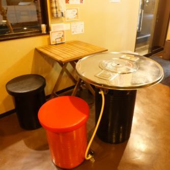 韓国の風情が漂う店内♪テーブル席は2名様～OK！カップルでのご利用にオススメです。本場韓国から仕入れたドラム缶テーブルをご用意！