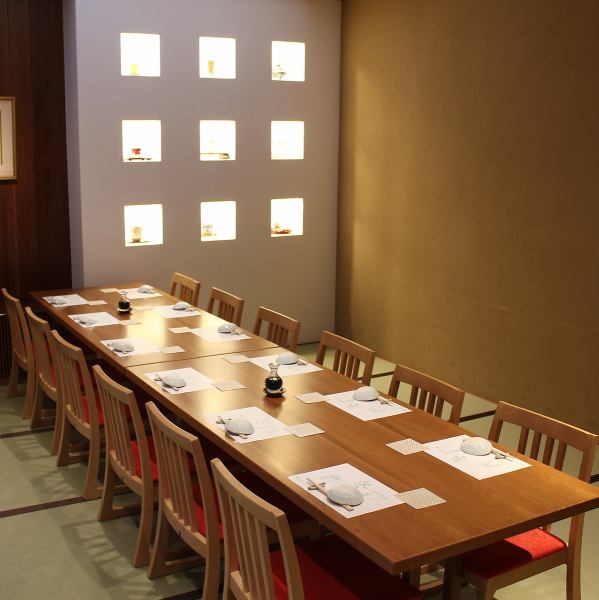 【広間・最大12名様】畳のお部屋ですが、イス席なのでゆったりおくつろぎ頂けます。