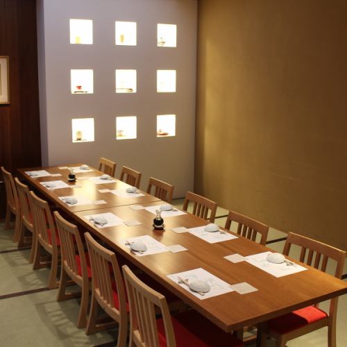 <p>【広間・最大12名様】畳のお部屋ですが、イス席なのでゆったりおくつろぎ頂けます。</p>