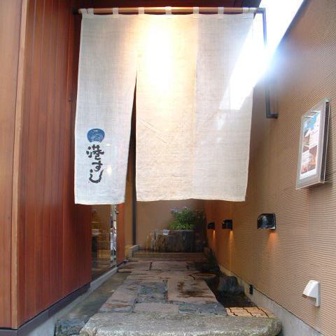 石畳の玄関からどうぞ