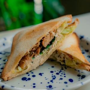 照り焼きチキンとスパイシークリームチーズのホットサンド