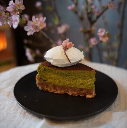 巴斯克芝士蛋糕配桑葚抹茶和樱花酱