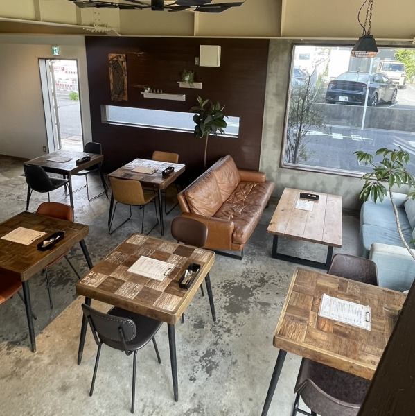 鳥屋野潟沿いにあるロケーションも魅力のカフェダイニングです。明るい日差しで照らされる店内でゆっくりとした時間をお過ごしいただけます！ロフト席や半地下席など、のんびり過ごせる半個室があり女子会やデートにもおすすめ。 外にはテラス席もあり、様々なシーンでご利用いただけます。