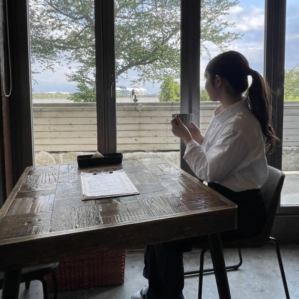 鳥屋野潟を眺めながらのデートも楽しい♪窓際の明るいお席、座り心地抜群のソファー席、プライベートな空間を楽しめるロフト席、半地下席などデートや女子会、夜カフェ利用にも最適な店内です♪
