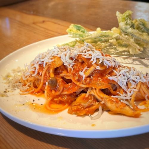 シラスとトマトソースの山菜フリット