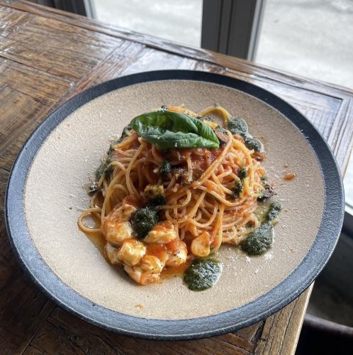 Tomato sauce with basil and mozzarella