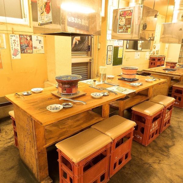 大人数での宴会や貸切に最適な広々空間を完備しています☆4人席や6人席を組み合わせて配置できるため、人数に応じて柔軟に対応可能です♪炭火焼きの香ばしさ漂うアットホームな雰囲気で、会社宴会や同窓会にも大人気！提灯が灯る活気ある店内で、本格的な炭火を囲みながら仲間と賑やかに焼肉を堪能ぜひご堪能くださいませ！