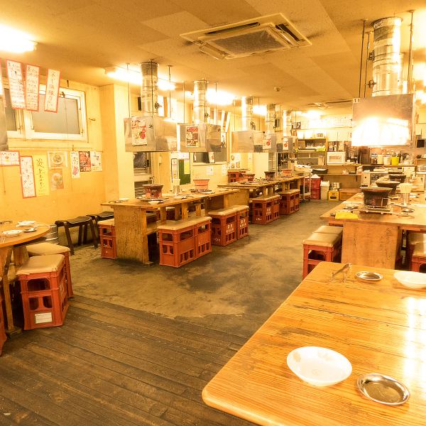 木のぬくもりを感じる落ち着いた雰囲気の店内は、炭火を囲んでゆったりと本格焼肉を楽しめる空間です◎広々としたテーブル席を完備しており、少人数での普段使いから大人数でのご宴会まで幅広いシーンに対応しております♪開放的なフロアは、団体様の貸切予約も承っておりますので、どうぞお気軽にご相談くださいませ◎