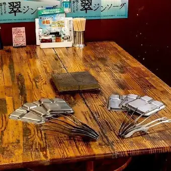 【テーブル席:4名様×10卓】アットホームな雰囲気◎お子様連れでも安心の広々空間。店内は、居心地の良いアットホームな雰囲気。お子様連れでのご来店や女子会など賑やかなシーンはもちろん、カップルでのお食事やお仲間の大切な記念日といった特別な日のパーティーにも最適です。賑やかなひとときをお過ごしください。