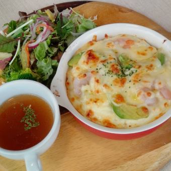 Shrimp and avocado doria plate (with salad and soup)