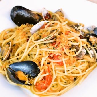 Anchovy spaghetti with clams and mussels