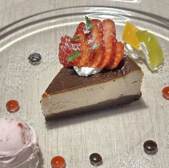 チョコブラウニーと苺のバスクチーズケーキ