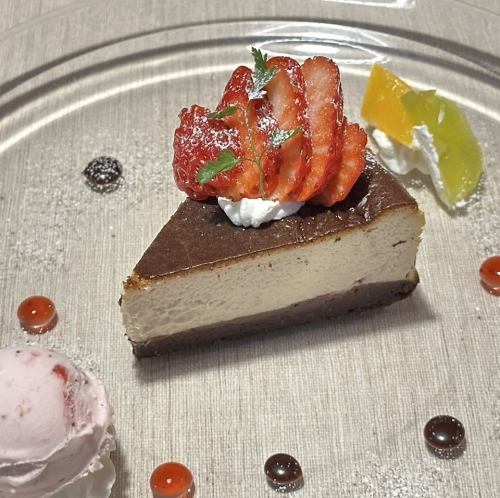 チョコブラウニーと苺のバスクチーズケーキ