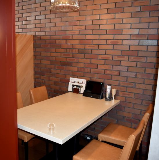 広すぎず静かで落ち着いた雰囲気の店内はまさに大人たちの隠れ家