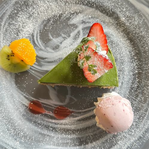濃厚抹茶といちごのチーズケーキ