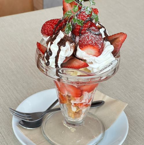 たっぷりいちごのチョコラボパフェ